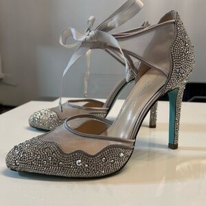 Elegant Crystal Embellished Women's Shoes High Heels Sz 9 Betsey Johnson Iris